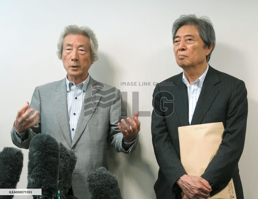 Ex-PMs Koizumi, Hosokawa visit mega solar facility in Niigata