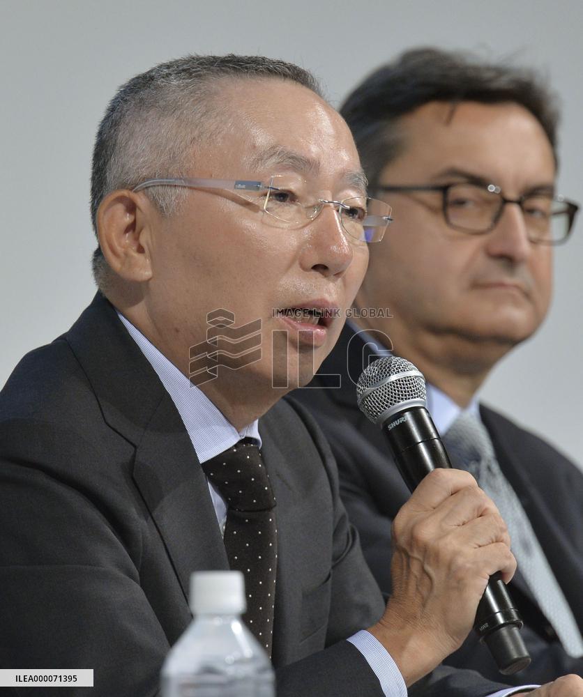Fast Retailing, Accenture form business alliance on use of customer data