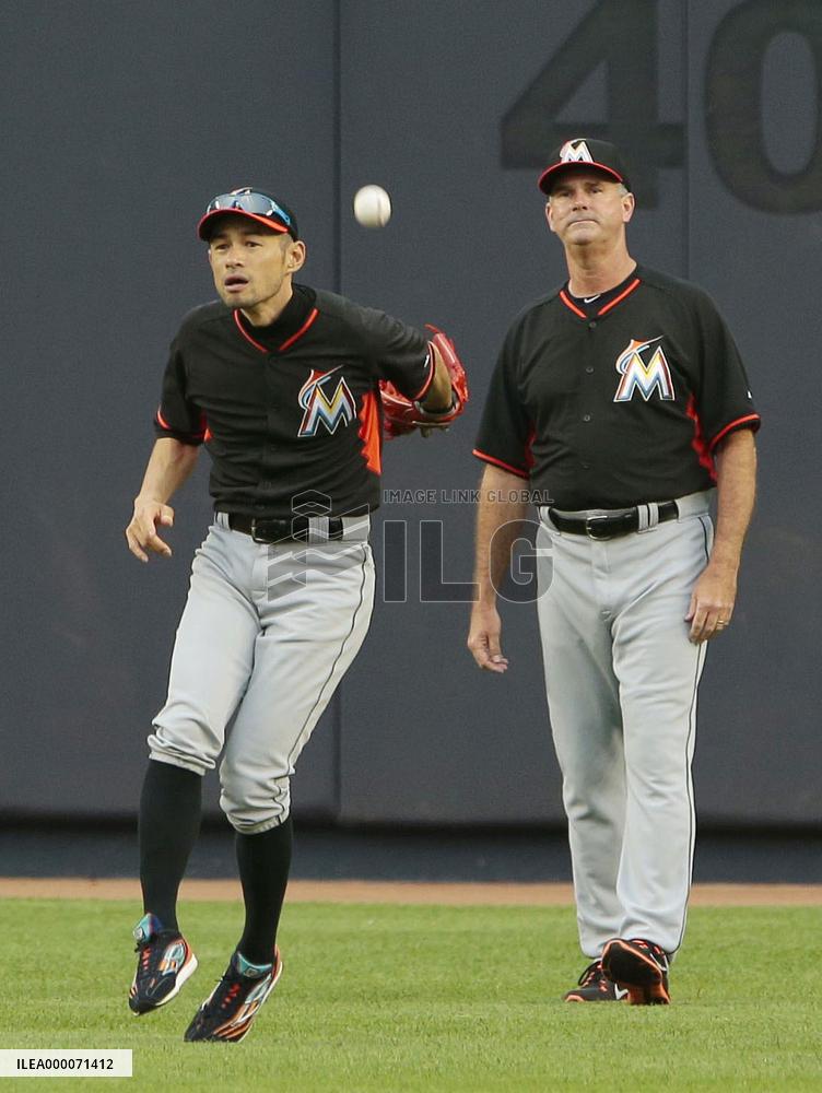 Ichiro Suzuki's behind-the-back catch