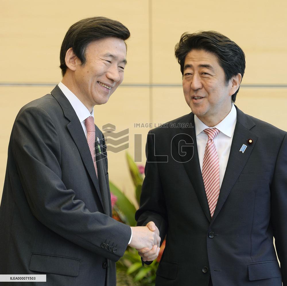 PM Abe meets with S. Korean FM Yun Byung Se