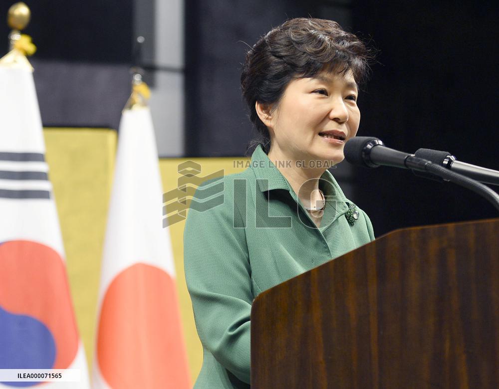 Abe, Park seek future-oriented ties on 50th anniv. of diplomatic ties