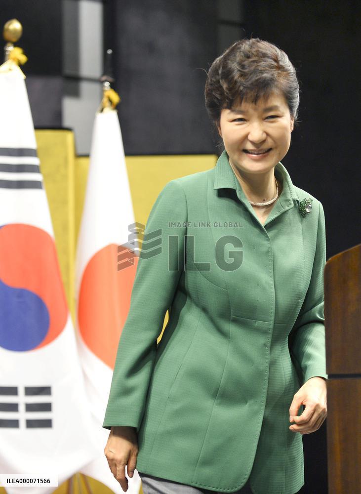 Abe, Park seek future-oriented ties on 50th anniv. of diplomatic ties