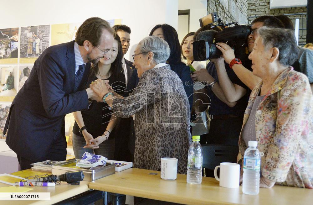 Top U.N. official on human rights meets with former "comfort women"