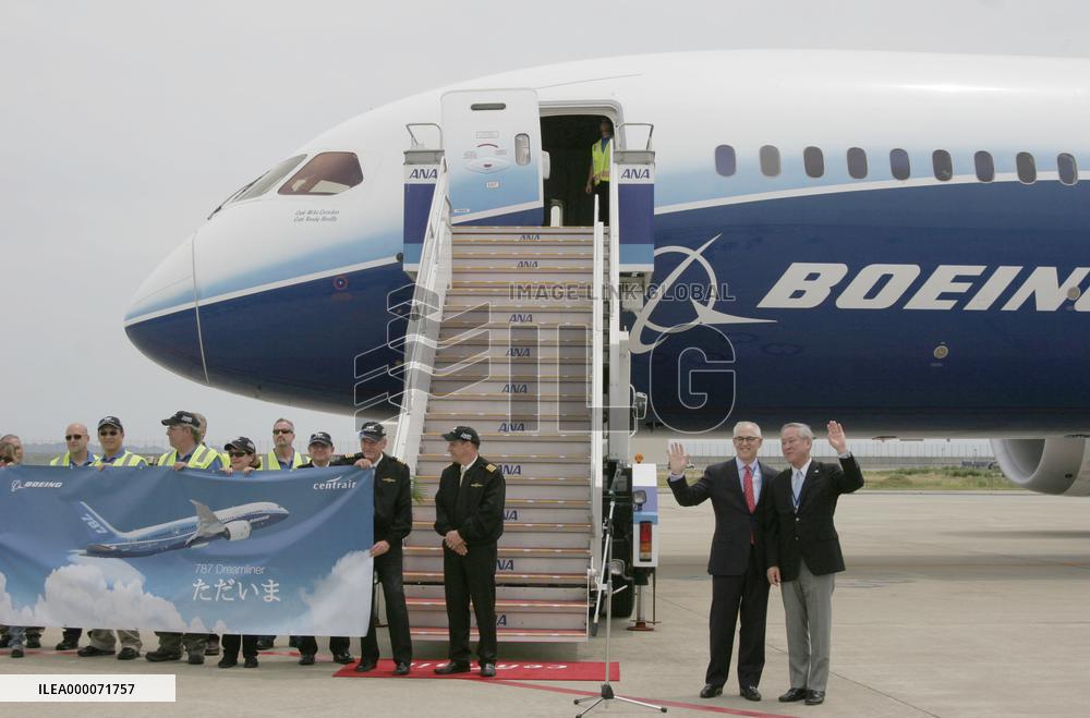 Boeing 787 test plane arrives at Chubu airport