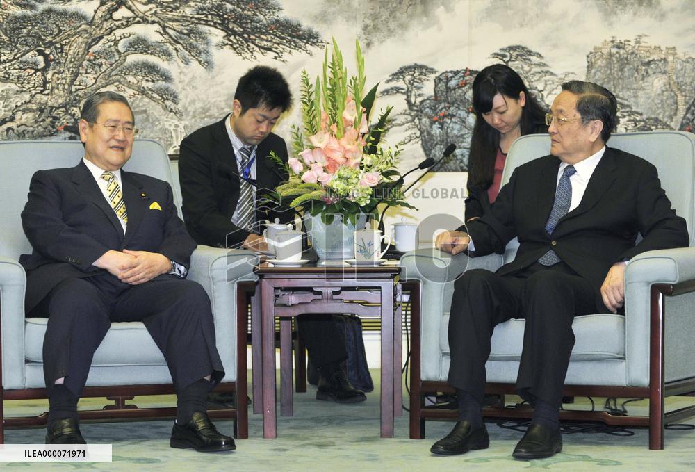 Ex-Japanese minister meets with China's 4th-ranked leader