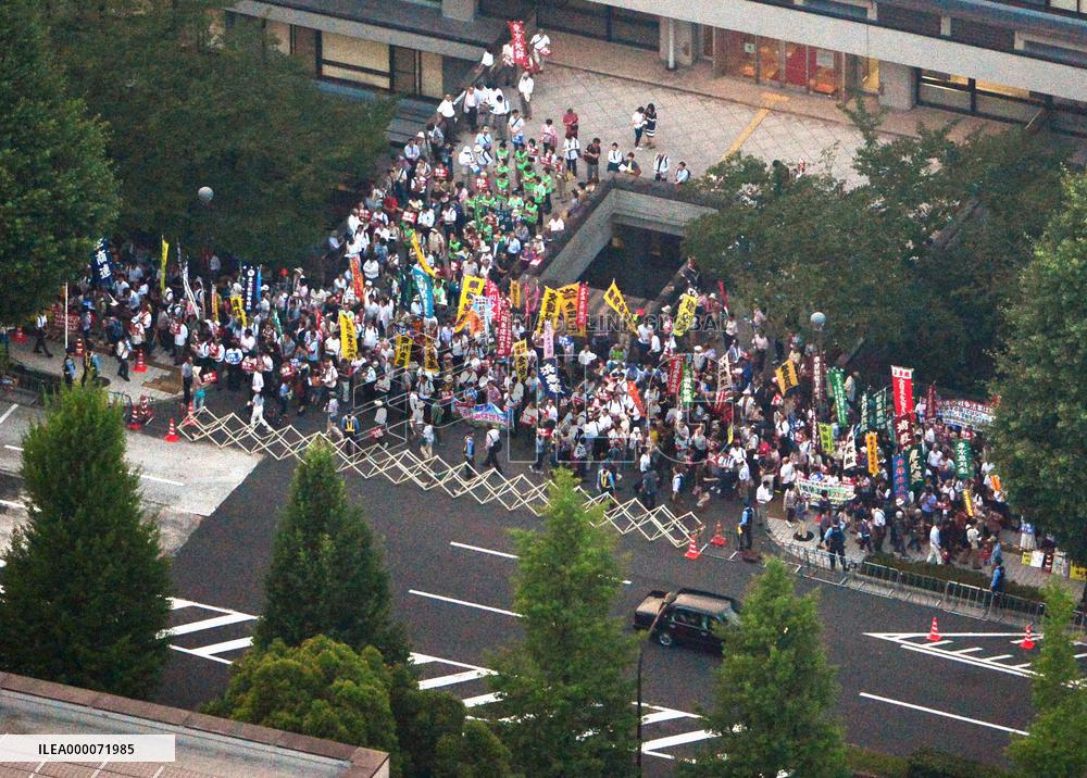 Protesters rally in Tokyo against security bills