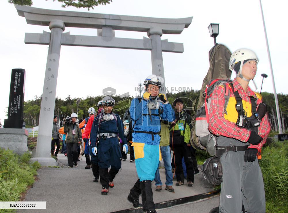 Investigation team leaves for Mt. Ontake