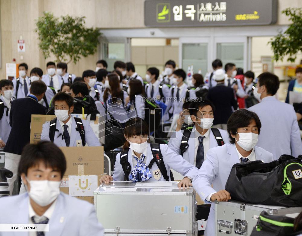 Japanese university athletes arrive in S. Korea