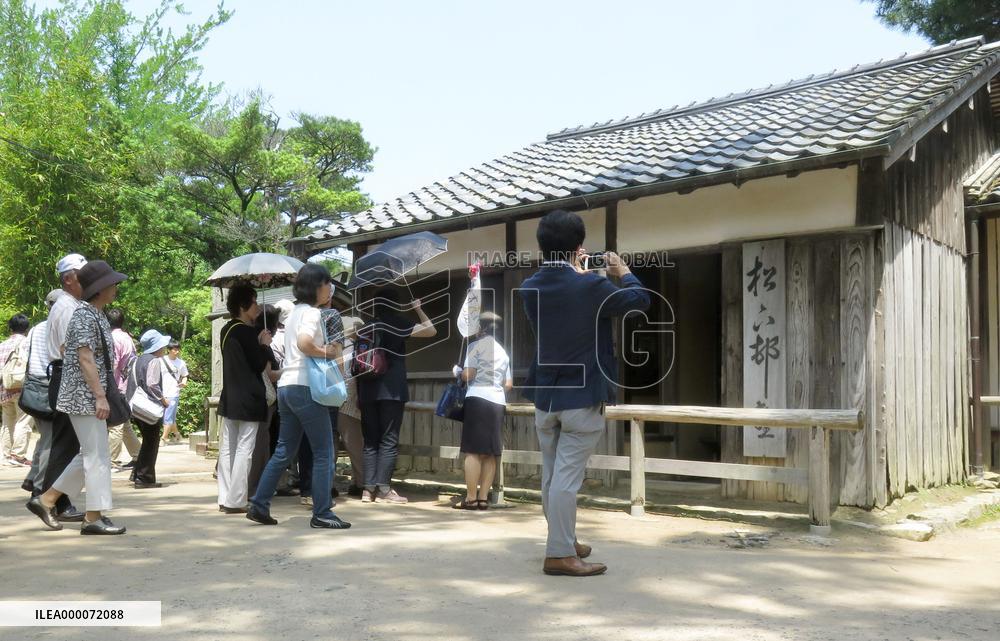 Tourists visit academy of key players in Meiji Restoration