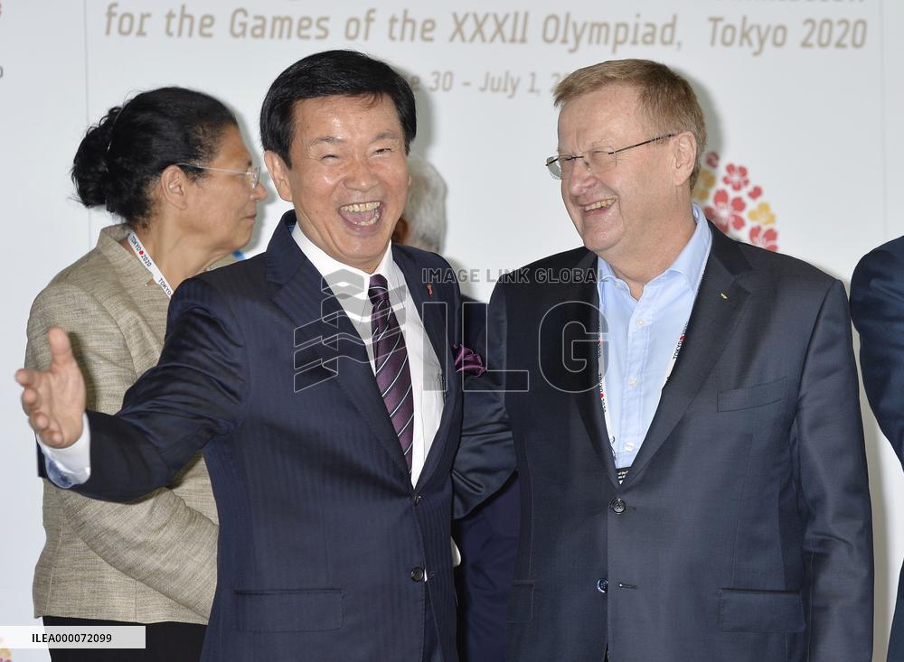 IOC's Coordination Commission head Coates inspects Makuhari Messe