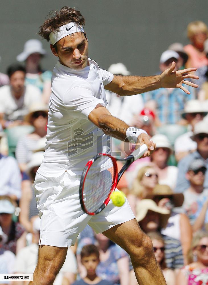 Federer advances to Wimbledon 2nd round