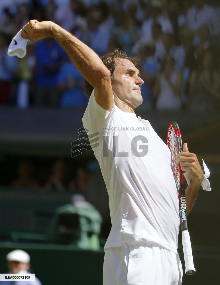 Federer advances to Wimbledon 2nd round