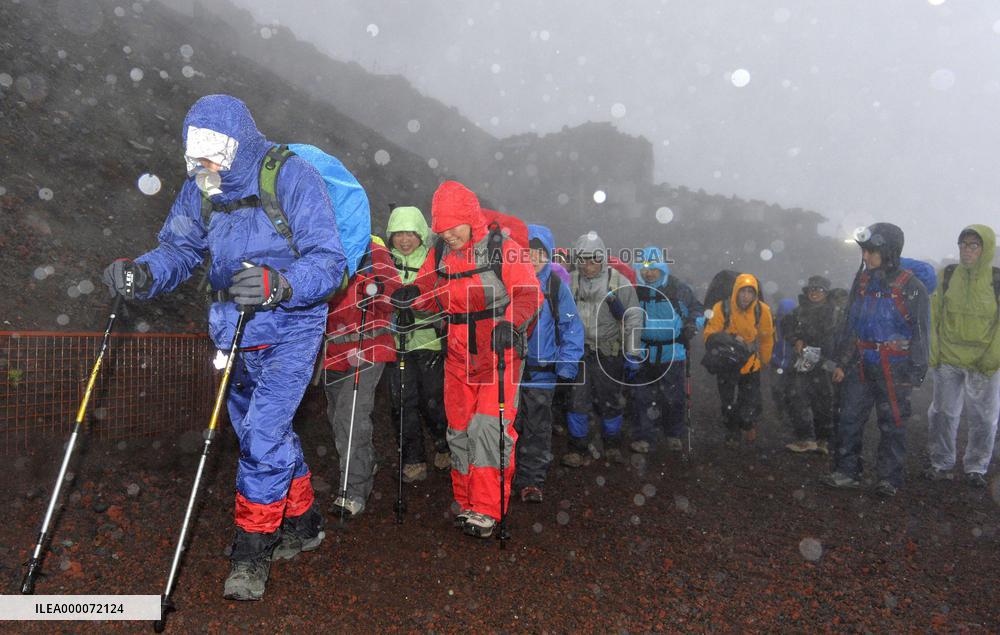Climbers at Mt. Fuji hit by bad weather on season's 1st day