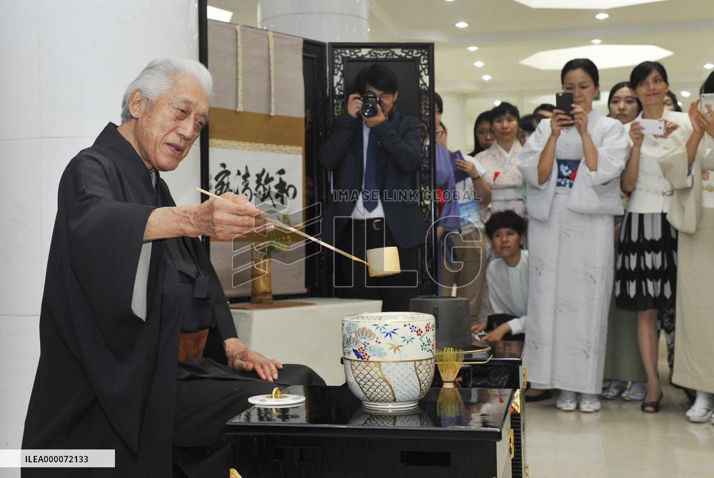 Tea master Sen Genshitsu shows "way of tea" in China