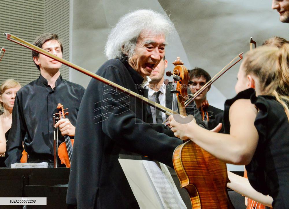 Maestro Ozawa conducts in Paris