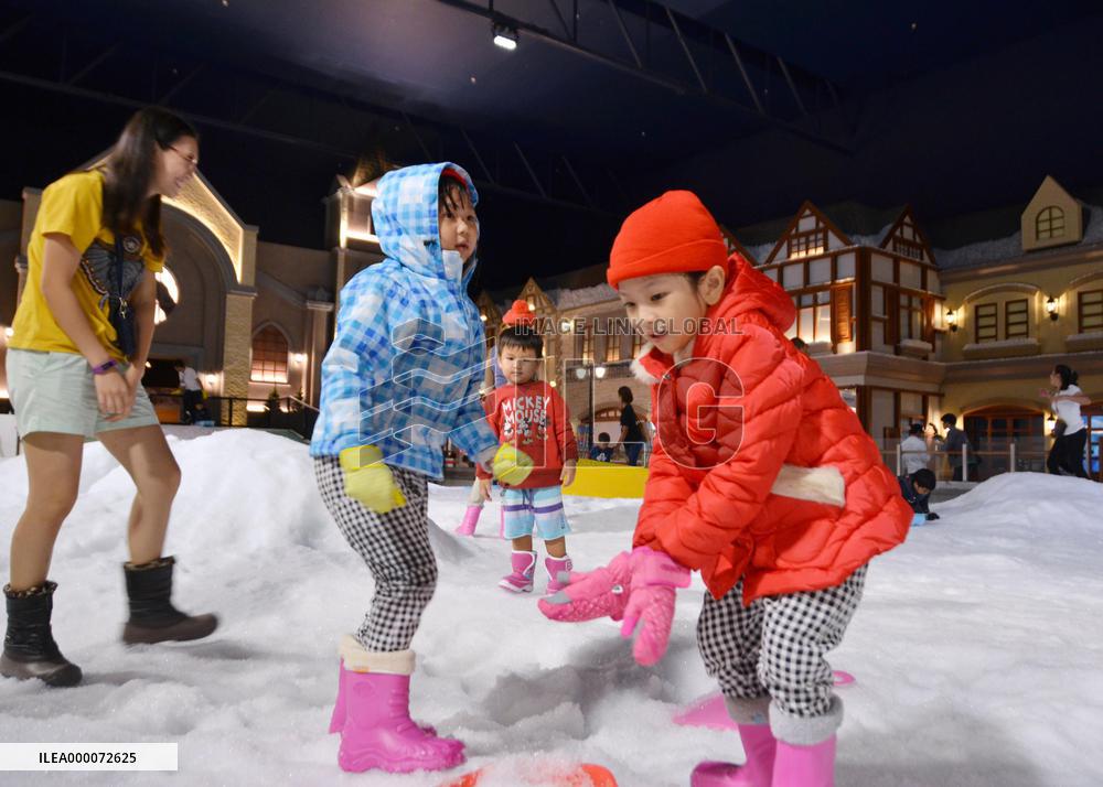 Children play with snow in Bangkok