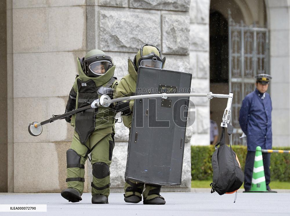 Experts remove mock bomb from Diet building during drill in Tokyo