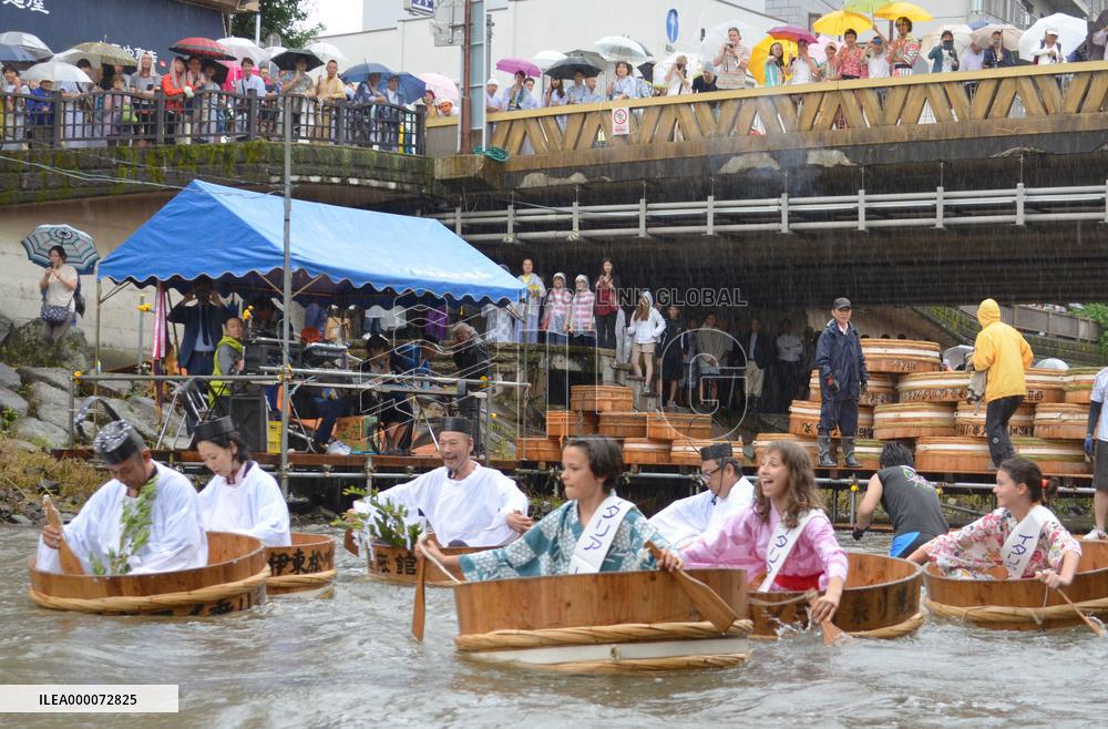 Washtub race held in Shizuoka Pref.