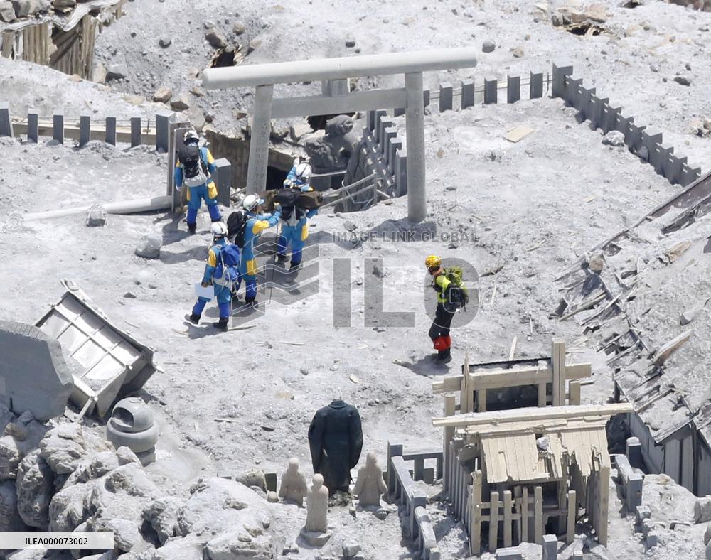 Advanced team sent to Mt. Ontake to prepare for search resumption