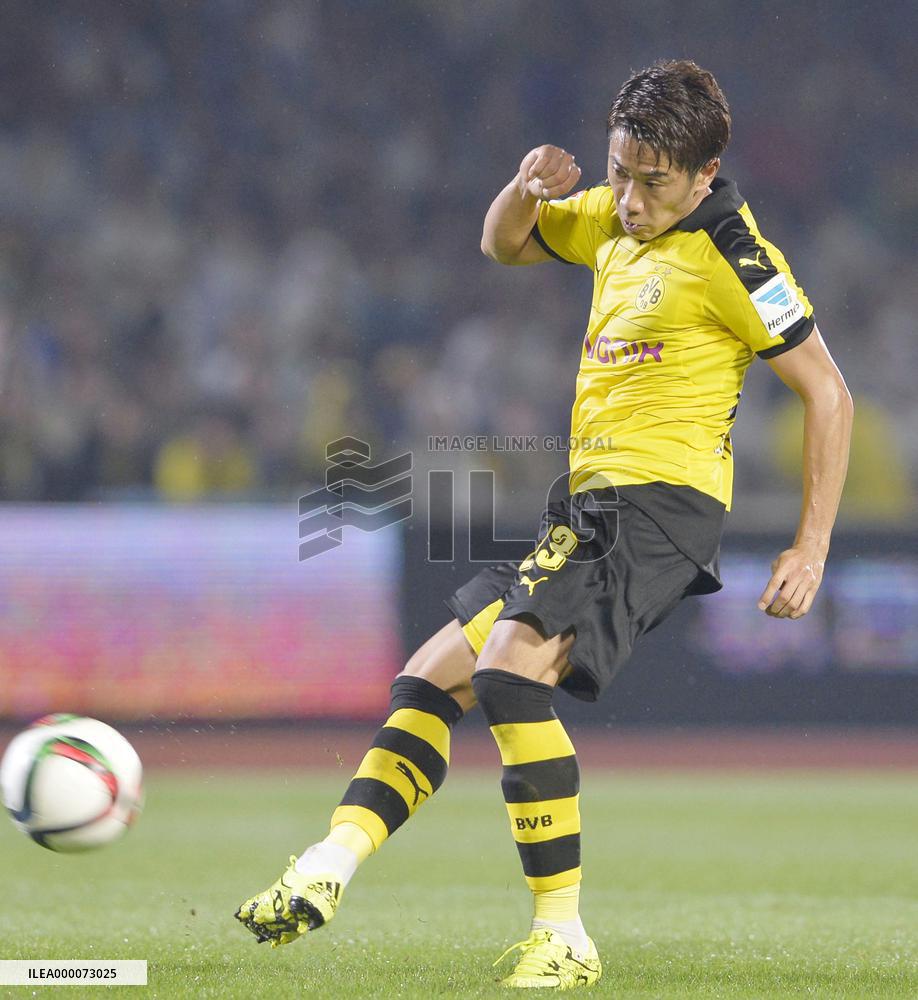 Kagawa nets twice as Dortmund rout Frontale in friendly game