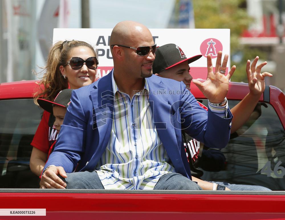 MLB all-stars parade through Cincinnati streets