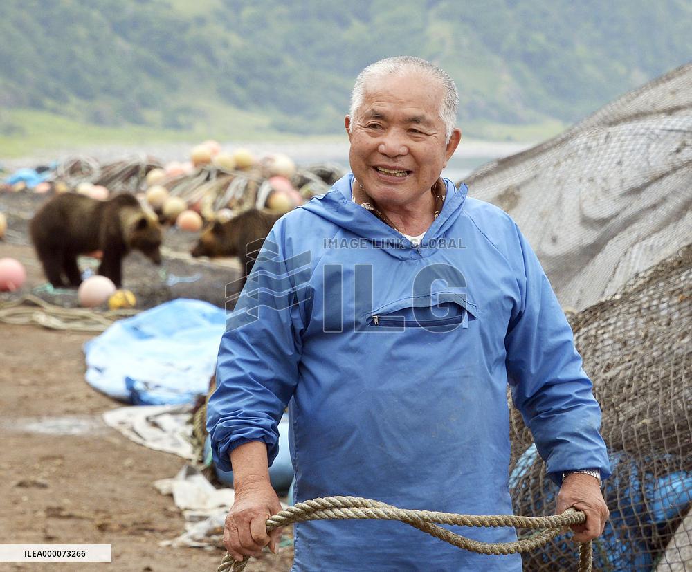 Man chases off brown bears on Shiretoko Peninsula