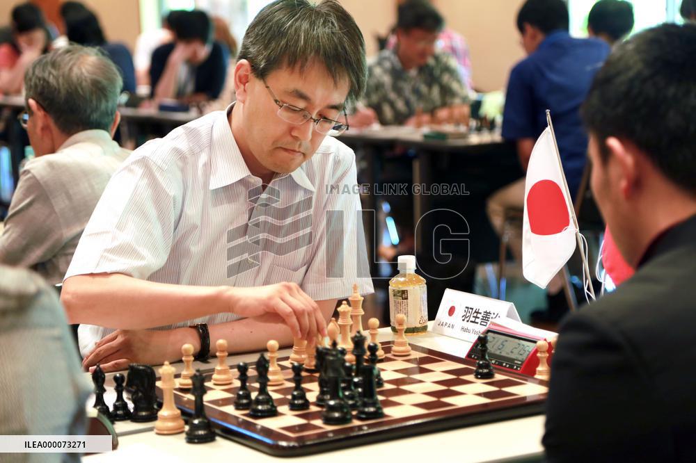 Japan shogi champ Habu plays chess against Chinese player