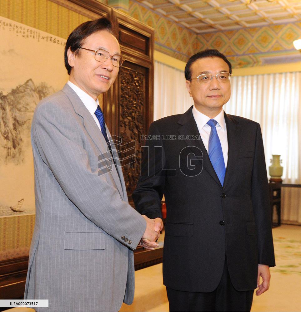 Japan PM Abe's top aide meets Chinese premier