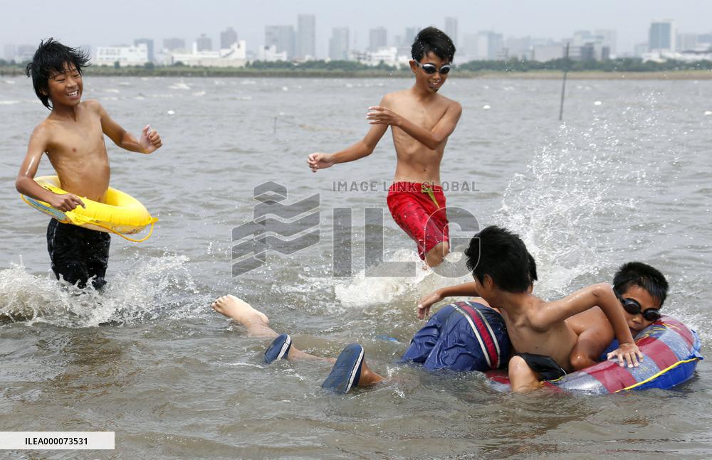 Swimming beach opens in Tokyo after decades of restriction