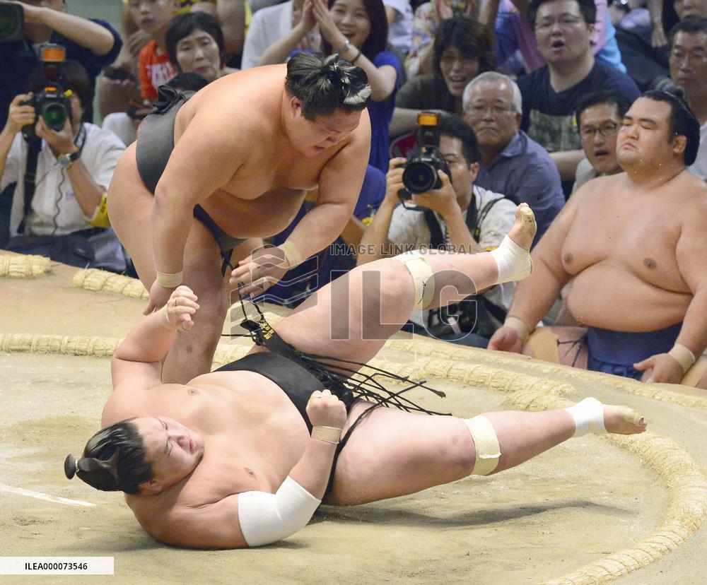 Terunofuji loses his first bout as ozeki
