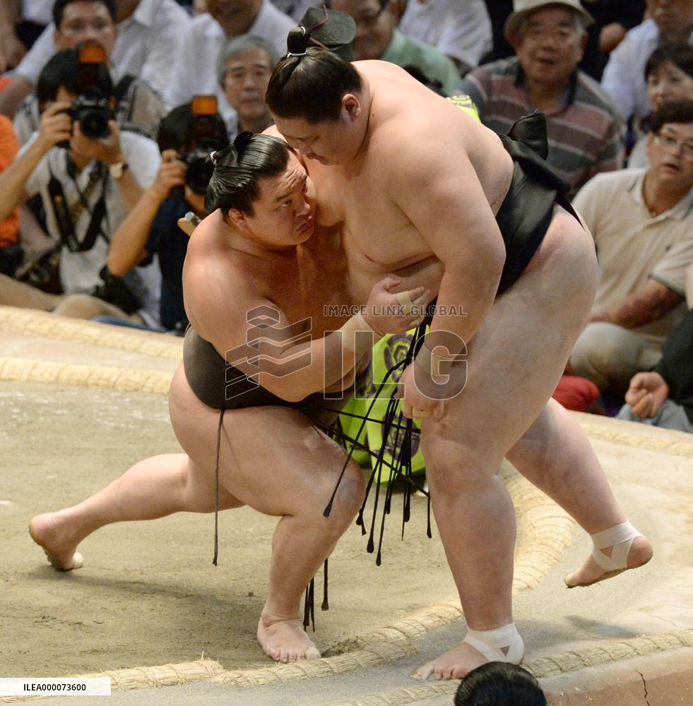 Hakuho takes over sole lead in Nagoya with 4 hot on his heels
