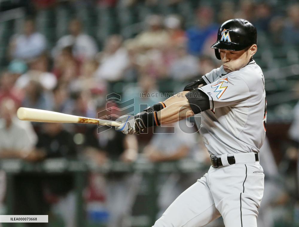Ichiro singles against D-Backs
