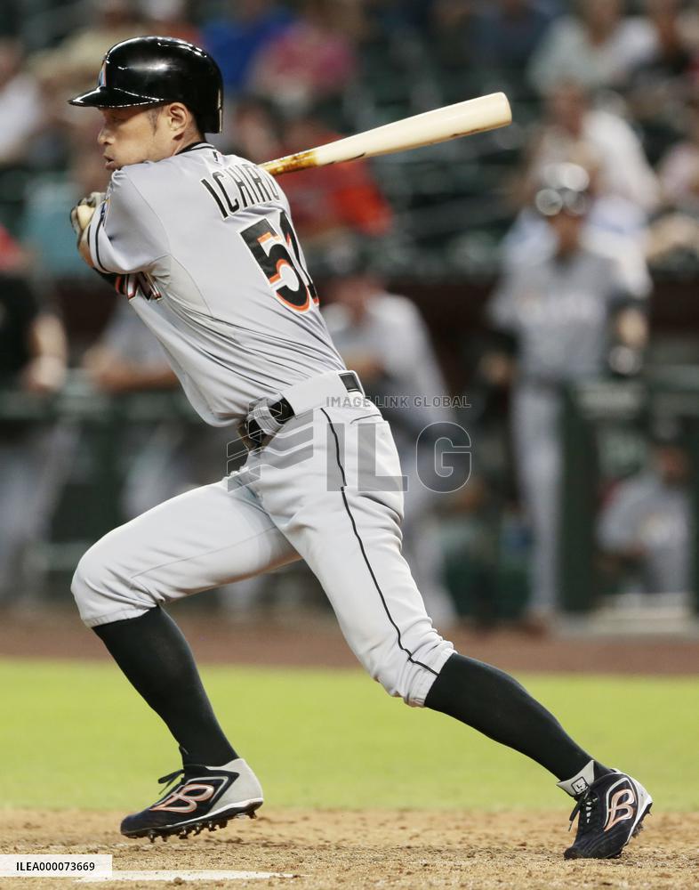 Ichiro singles against D-Backs