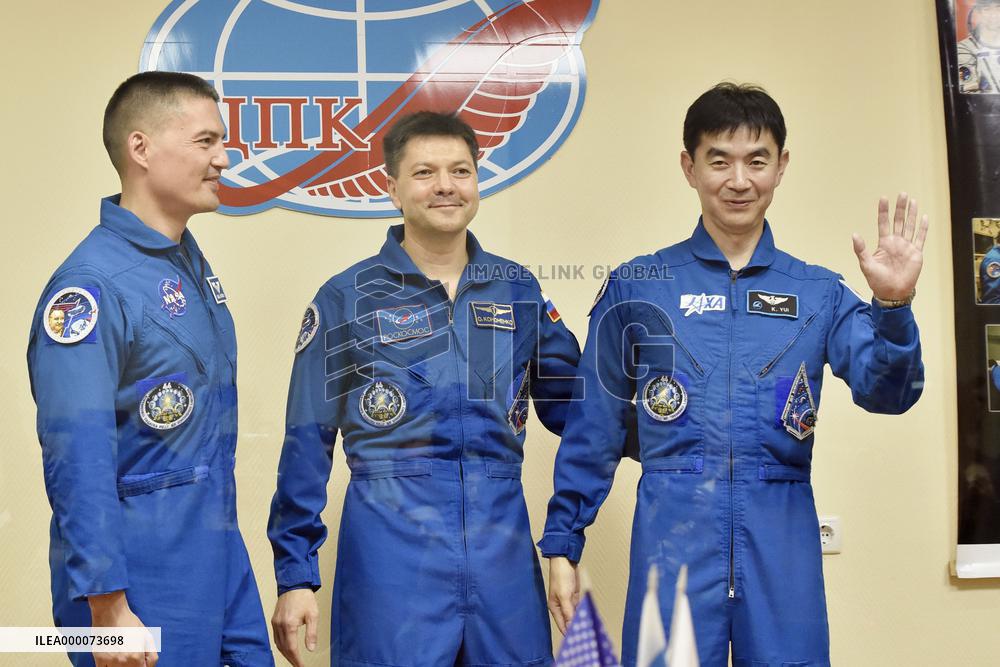 3 astronauts ready for space flight