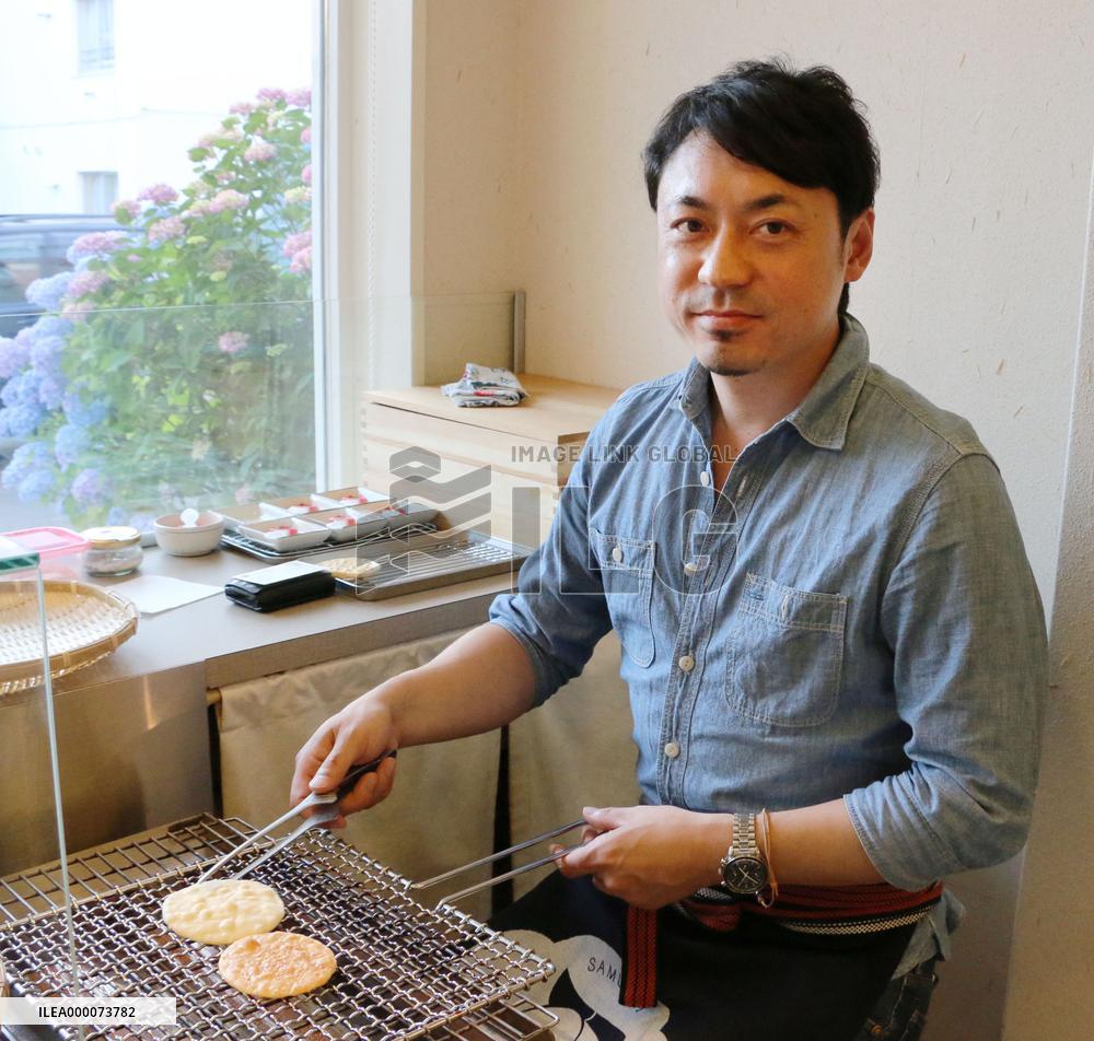 Hokkaido "senbei" shop makes rice crackers using locally grown rice