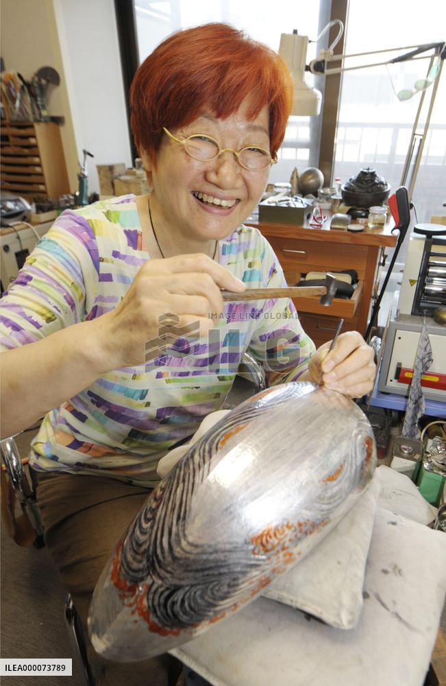 Female hammering artist chosen as "human national treasure"