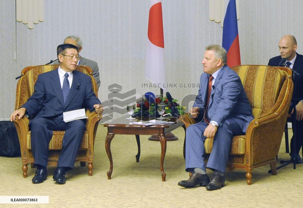 Akita governor visits Khabarovsk