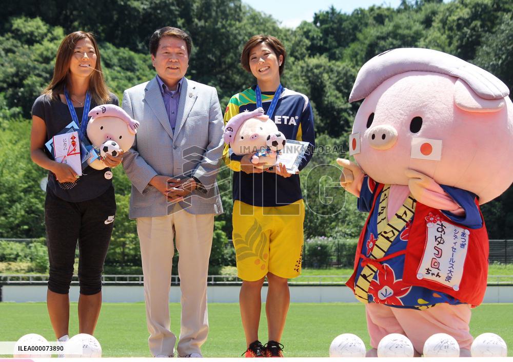 Member sisters of Japan's national soccer team awarded by hometown