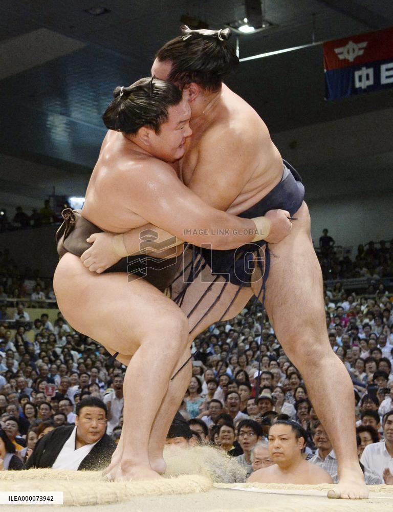Hakuho beats Kakuryu to win 35th career title at Nagoya sumo