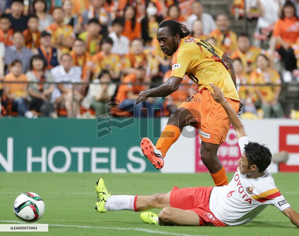 Shimizu forward Utaka scores 2nd goal in game vs. Nagoya