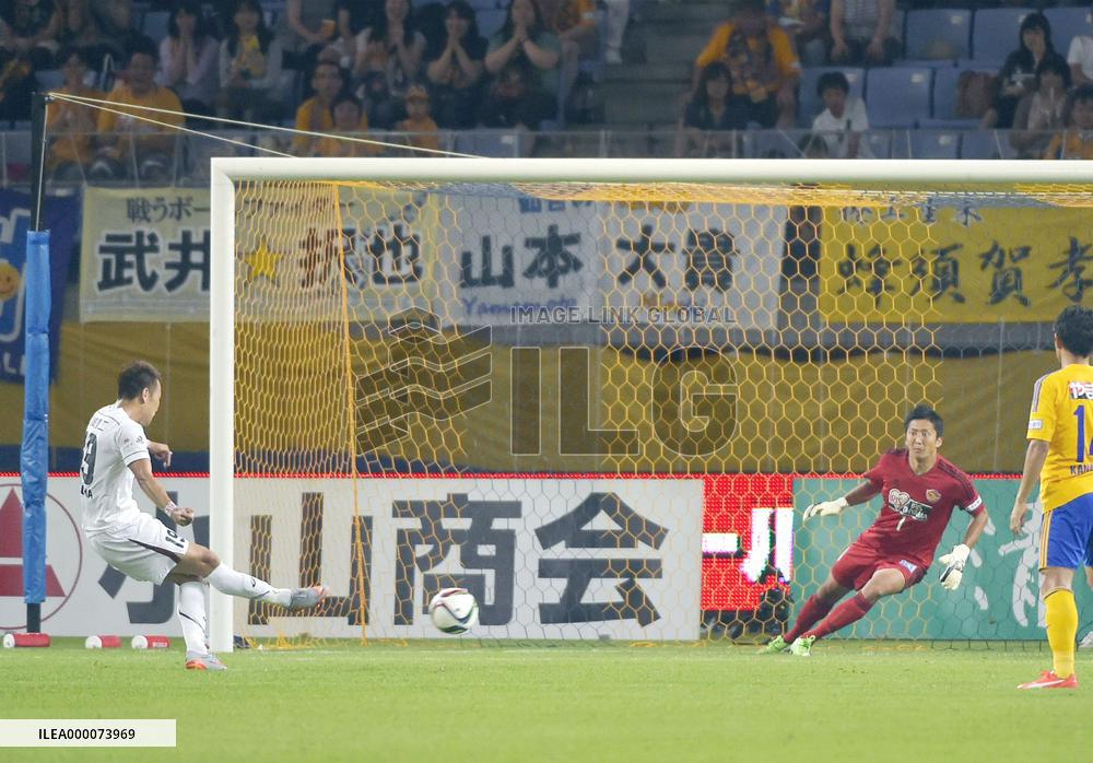 Kobe forward Watanabe scores equalizer on penalty vs. Sendai