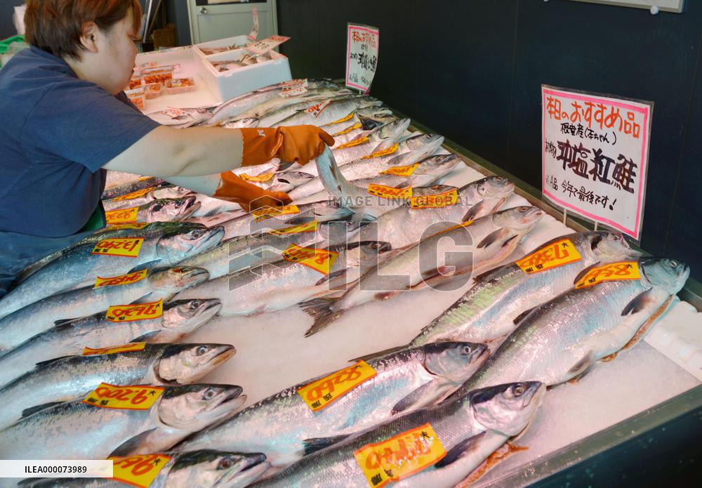 Salmon caught in Russian EEZ on store shelf in northern Japan
