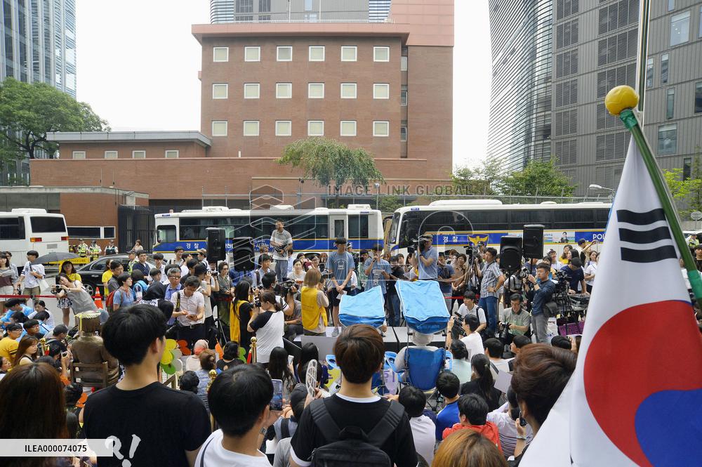 S. Koreans rally in front of vacant Japanese Embassy