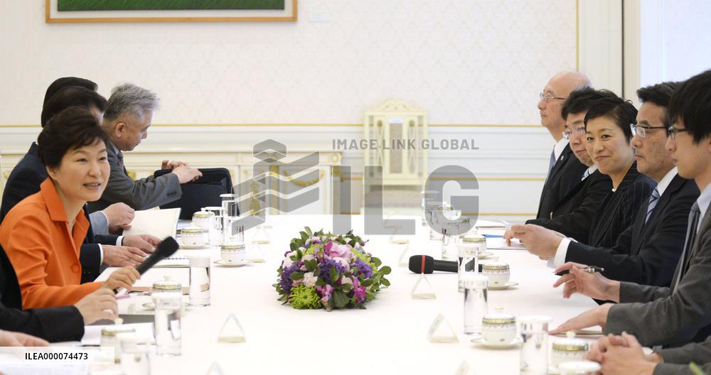 DPJ leader Okada meets with S. Korea pres.