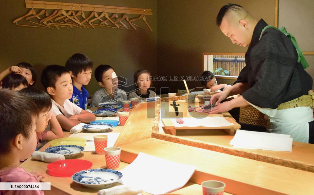 Michelin-starred sushi chef holds event for children