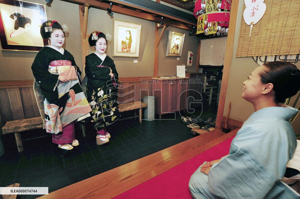 Kyoto "maiko" girls pay courtesy call in traditional midsummer practice