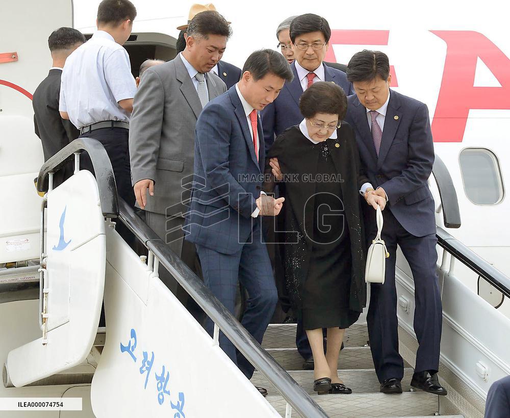 Former S. Korean first lady arrives in N. Korea