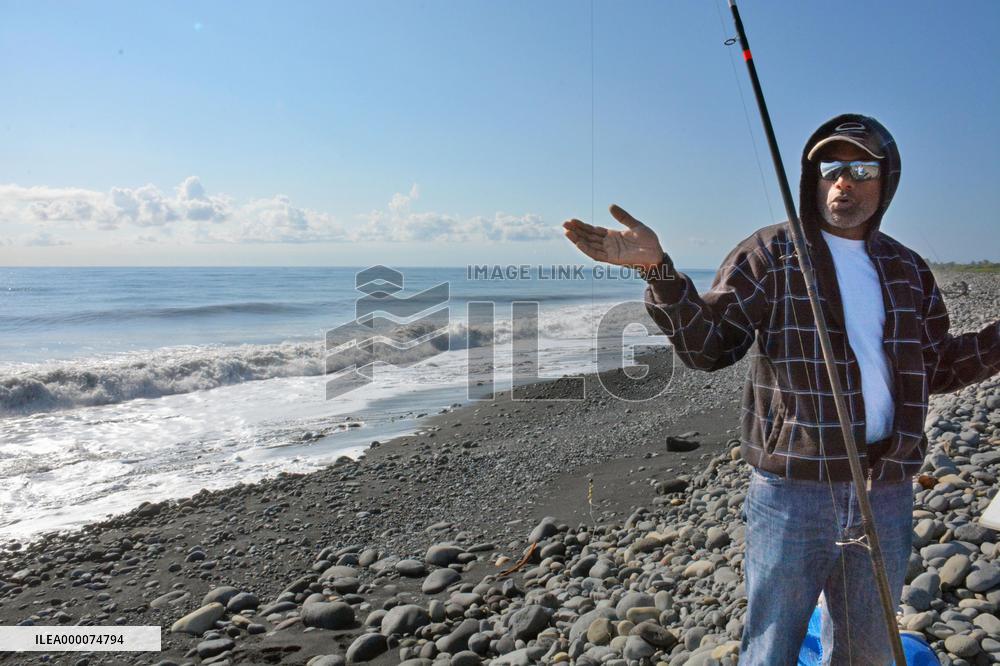Man on Reunion Island talks about airplane debris