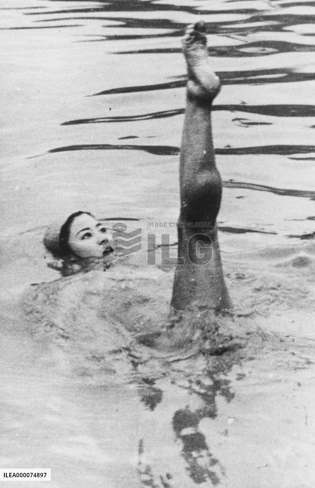 Japan's 1st solo synchronized swimming champ performs in early days