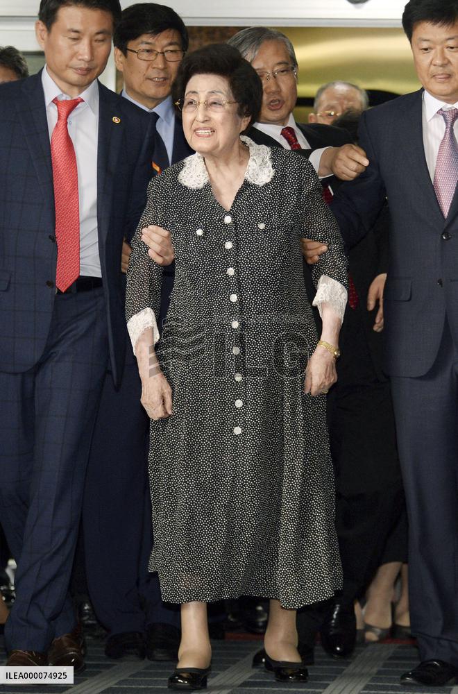 Former South Korean first lady returns from North Korea